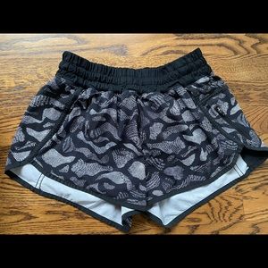 Lululemon Tracker low rise lined short 4”
